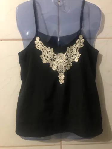 Blusa preta com detalhe de renda (P)