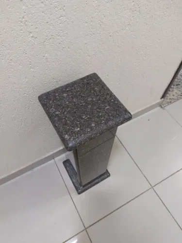 Base de pedra porta vaso solitário