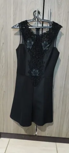 Vestido preto com renda
