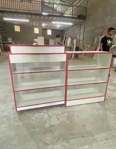 BALCÃO CAIXA VITRINE + VITRINE COM FITA VERMELHA