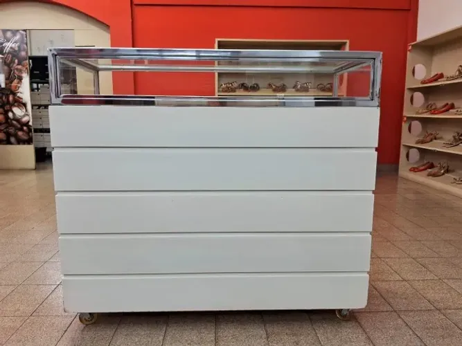 Balcão em Fórmica Branca e Vidro
