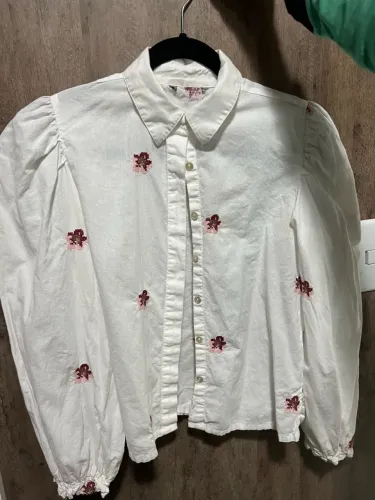 Camisa branca bordada com mangas bufantes