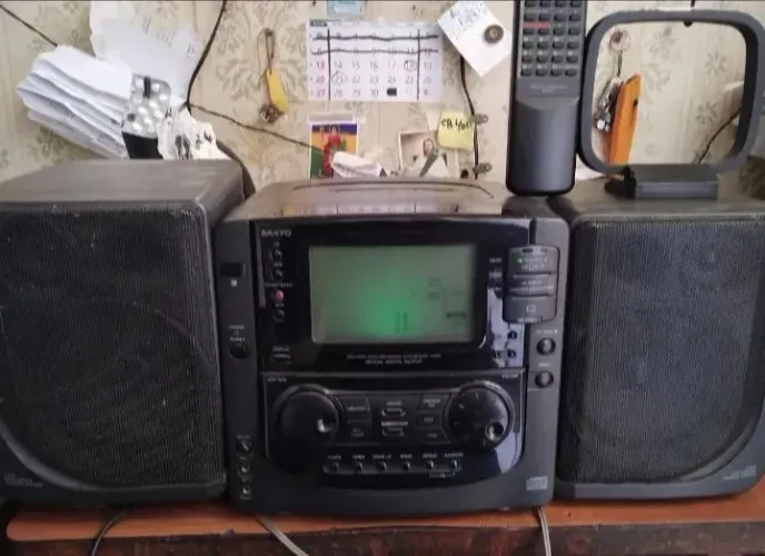 Mini System Sanyo IMPORTADO com 2 caixas e controle remoto