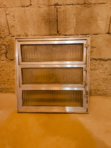 Janela basculante de banheiro 60 x 60