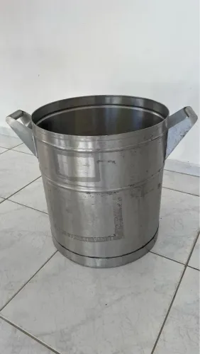 Balde de inox resistente 100L