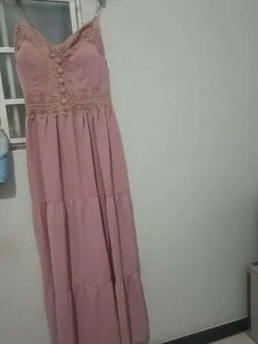 Vestido longo rosa com detalhes em renda