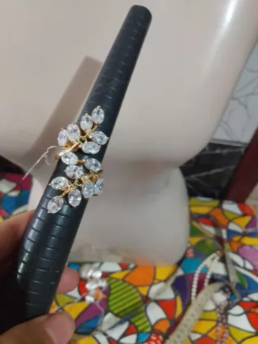 Anel folheado a ouro 18k com zircônias em forma de folha 