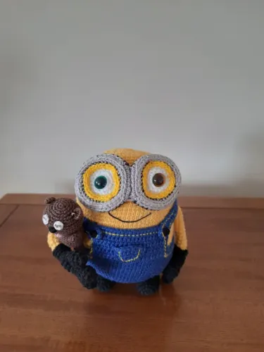 Minion Bob em amigurumi com ursinho