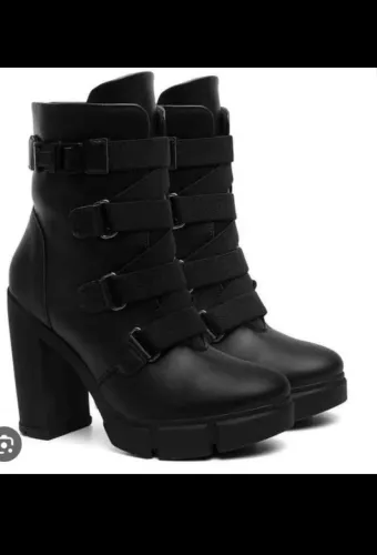 Botas Femininas Pretas com Detalhes