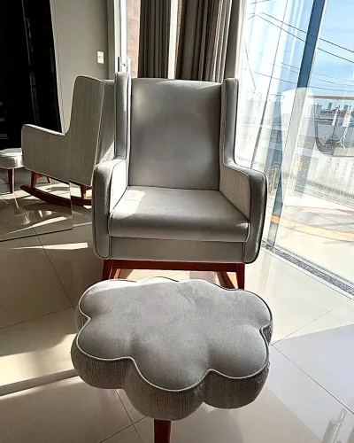 Poltrona Abstratto Wind + Puff Nuvem | Linho Nude | Balanço madeira | c/ NF