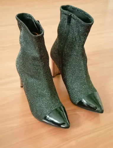 Bota feminina pretas cano médio com glitter salto bloco laminado