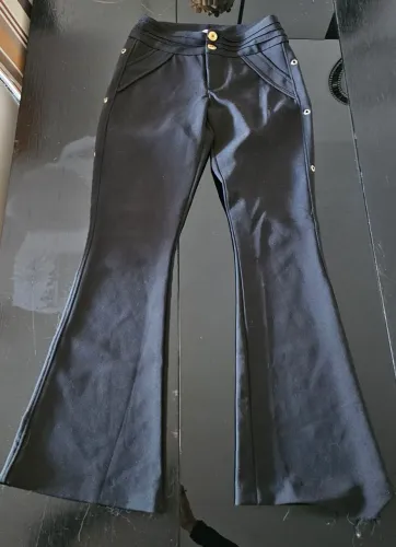 Calça Flare Preta com Detalhes Dourados 38 - elegante e confortável