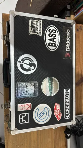 Pedalboard simples 45x28cm com hardcase (usado)