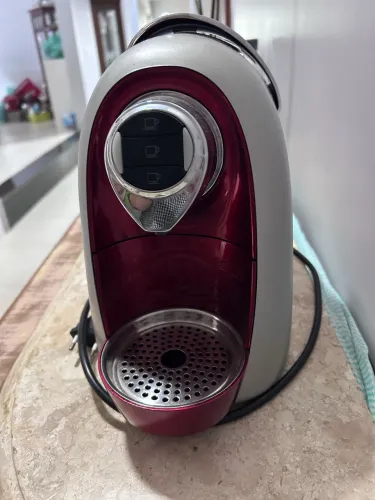 Vendo cafeteira vermelha semi nova.