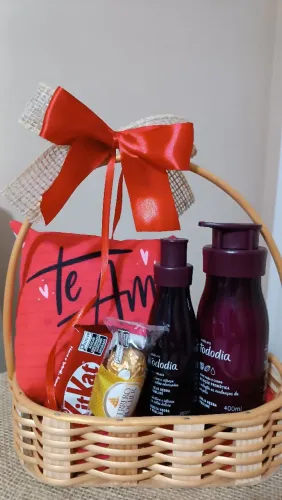 Cesta de Presente Tododia Cereja Negra e Praline