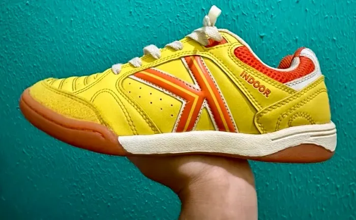 Tênis de futsal Kelme Amarelo - Sem uso