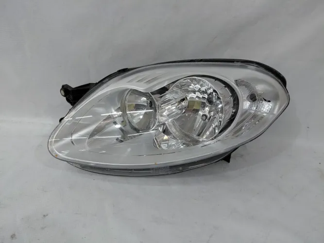 Farol Novo Palio esquerdo com garrinha inferior recuperada 