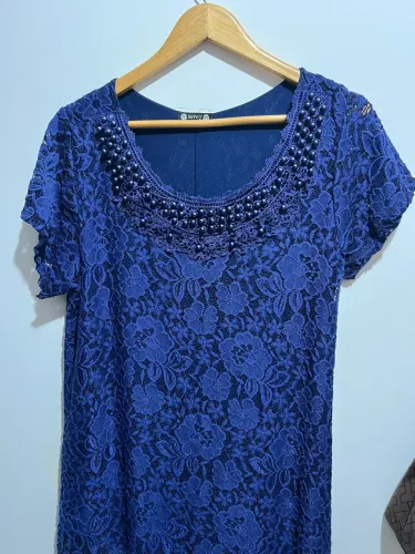 Vestido Azul de Renda com Detalhes em Pérolas