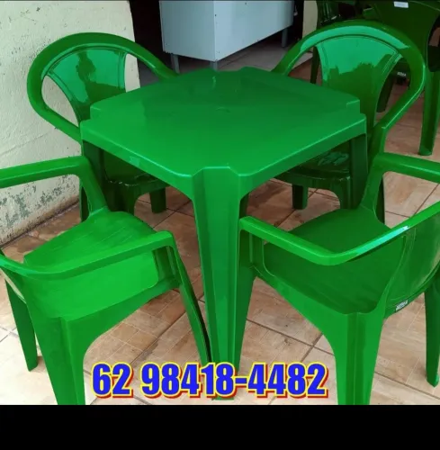 Jogo de mesa e cadeiras plástica cor verde! O melhor produto da região 