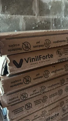Piso Vinilico novo régua madeirado e calacata 