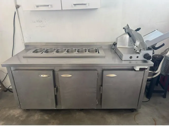 Conjunto de Refrigeradores Comerciais em Aço Inox - Vitrine + Bancada Refrigerada 