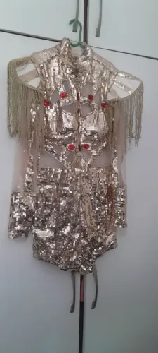 Fantasia dourada de Paetês com Detalhes em Franjas