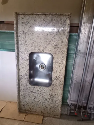 Vende-se pia de granito