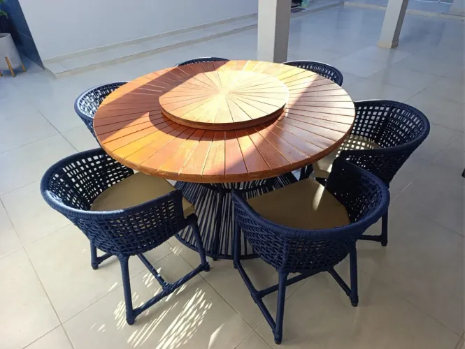 Mesa de 6 cadeiras com tampo giratório toda em corda náutica 