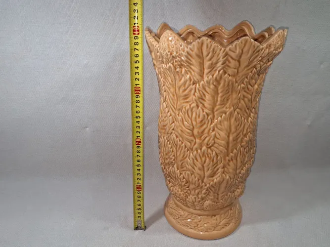 Vaso em cerâmica Nara Aveiro detalhes em folhas