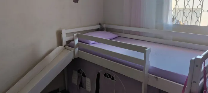 Cama infantil com escorregador