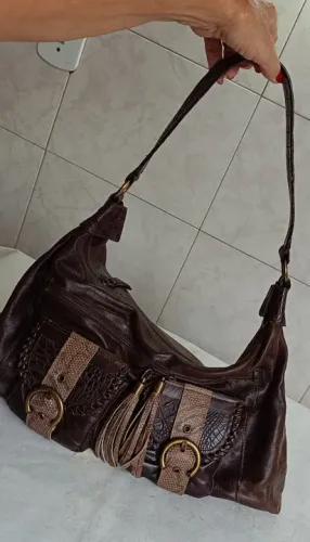 Bolsa em coutro legítimo Lakrizia marron com fechecler e duas bolsinhas externas