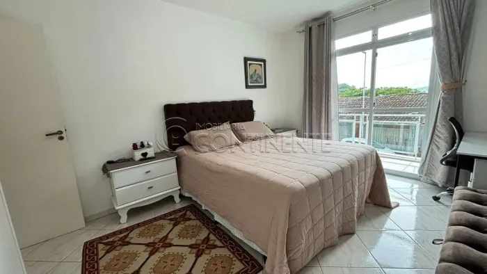 CASA NO ABRAÃO - DE FRENTE PARA O MAR