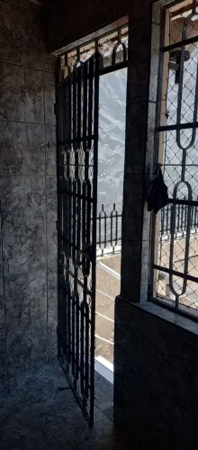 Porta de ferro com fechadura