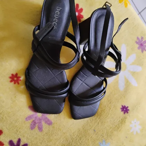 Sandália preta de salto alto