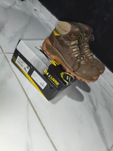 Bota via livre semi nova