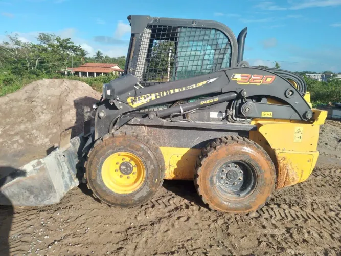 Mini Carregadeira New Holland L320
