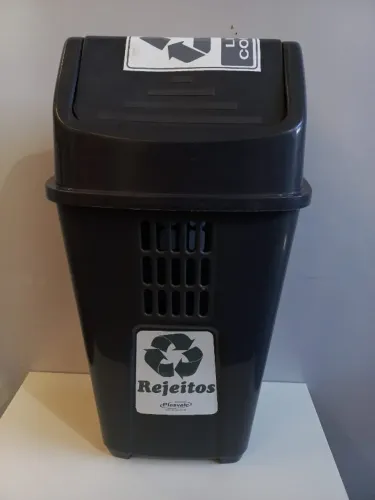 LIXEIRA BASCULANTE DE PLÁSTICO CINZA - REJEITOS