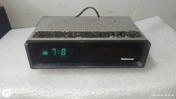 Rádio relógio National antigo