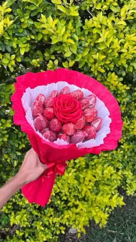 Buquê rosa eterna + morangos 