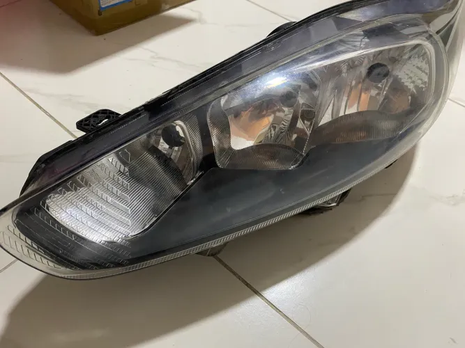 Farol New Fiesta máscara negra lado esquerdo