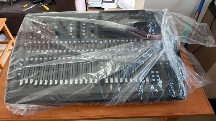 Mesa de som / console / mixer Behringer X32 novinha, nunca usada. Preço de ocasião