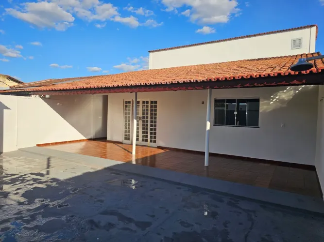 ALUGO CASA 2/4 210 SUL