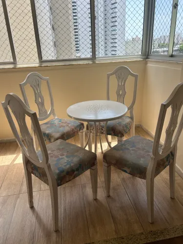 Mesa com 4 cadeiras