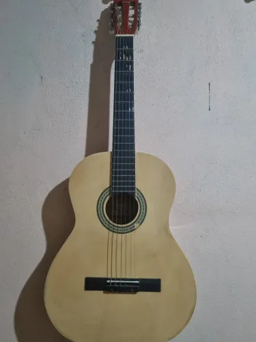 Vendo um violão usado mas em perfeito uso