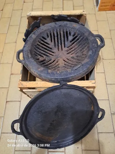 Churrasqueira Gengiskan de Ferro Fundido com chapa reta , inclinada e suporte para espetos