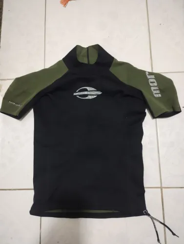 Camisa pra mergulho semi nova