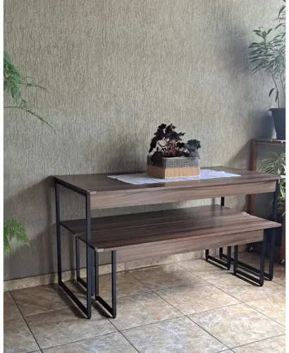 Mesa com 2 bancos.