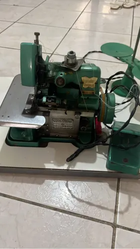 Máquina de costura overlock semi-industrial 