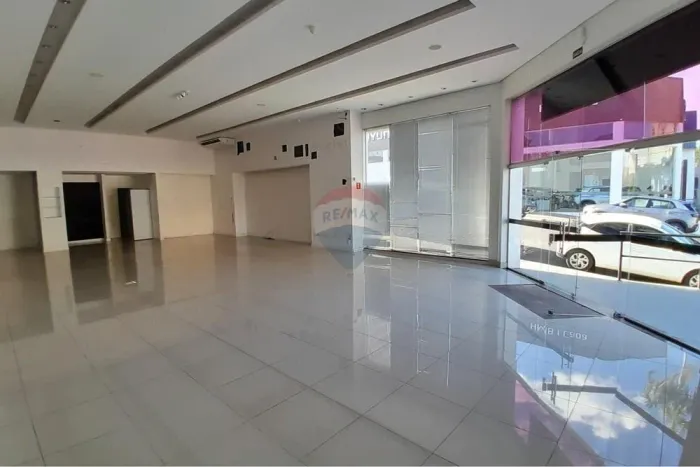 Galpão Comercial: 300m², Localização Estratégica!