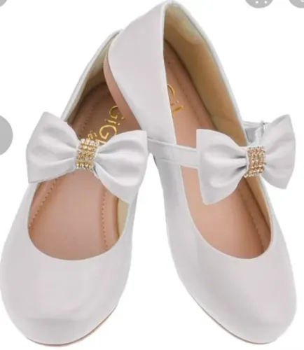 Sapato de menina branco novo nunca usado em estraz